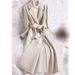 Elegante trench double-face in misto lana da donna - Soprabito slim fit di media lunghezza con cintura, revers classico a lancia, colore puro (beige/nero)_voghion.com