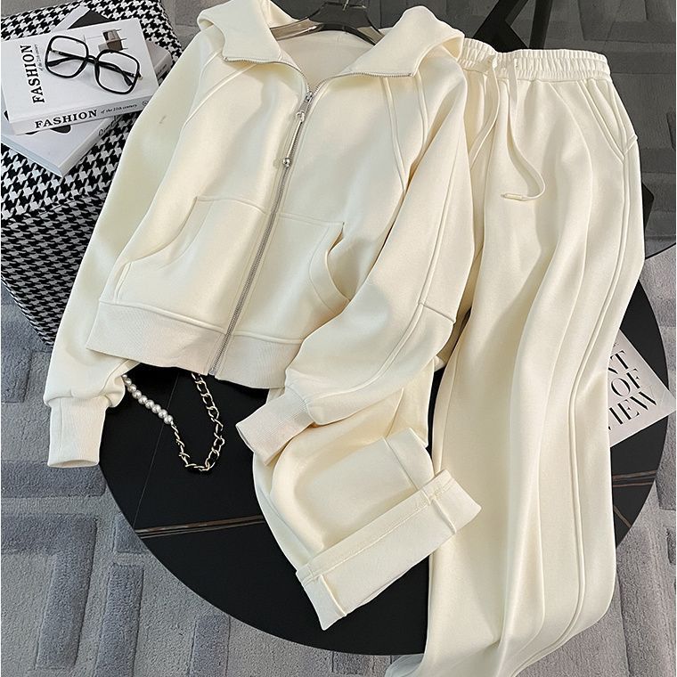 Completo da donna con felpa con cappuccio e pantaloni larghi a vita alta - Comodo outfit invernale foderato in pile per un look casual chic_voghion.com