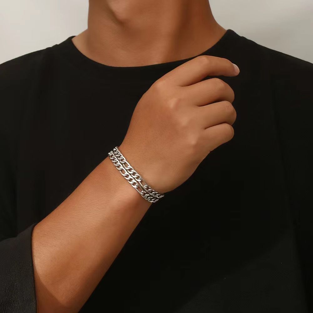 Doppellagiges, stapelbares Herren-Armband aus Titanstahl im kubanischen Figaro-Stil mit farbechter Kette – ein trendiges Accessoire für Paare_voghion.com