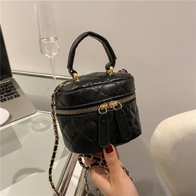 Little Golden Ball Versatile Instagram Cross per le donne 2024 Nuova moda alla moda Catena a griglia di diamanti portatile Niche_voghion.com