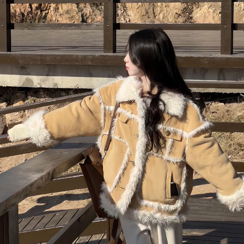 Tenue tendance pour petite tenue d'automne et d'hiver de cette année : veste en daim polyvalente et ample doublée de fourrure, col rabattu, une pièce_voghion.com