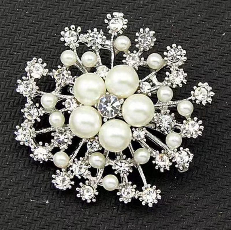 neue Perlen-Schneeflockenbrosche, leichte Luxus-High-End-Promi-Design, mit Diamanten besetzt, Anti-Belichtungs-Seidenschal, Schnalle, weibliche Anstecknadel_voghion.com