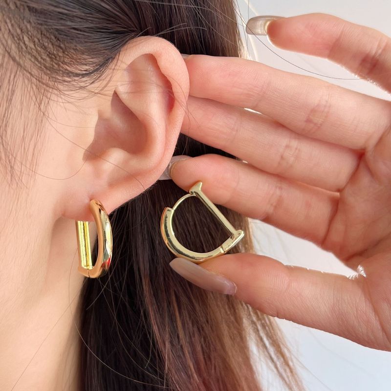 Elegant simple letter D geometric ear buckle female niche design high-grade plain buckle earrings light luxury cold style earrings_voghion.com