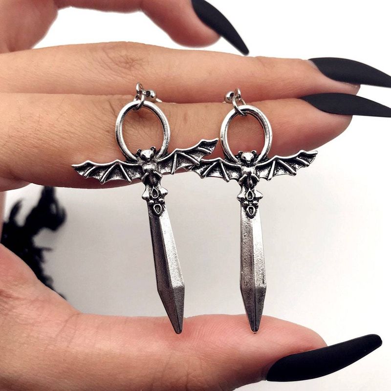 Orecchini pendenti con spada gotica orecchini a pipistrello stile alternativo_voghion.com