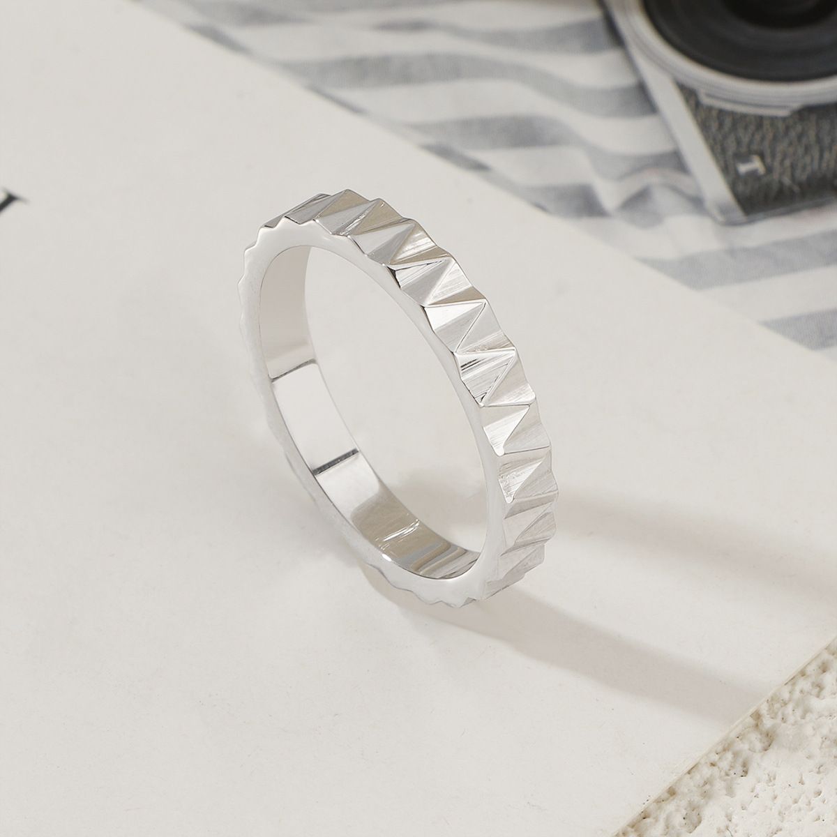 Anello con design di nicchia resistente allo sbiadimento, in acciaio al titanio, con texture tridimensionale, in stile minimalista e increspatura dell'acqua_voghion.com