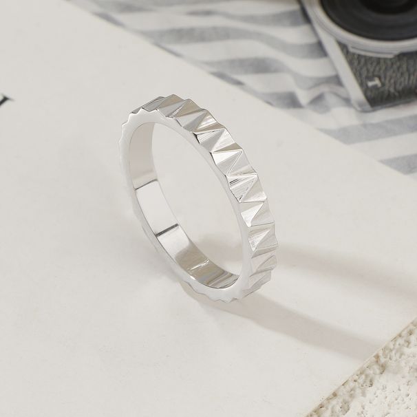 Anello con design di nicchia resistente allo sbiadimento, in acciaio al titanio, con texture tridimensionale, in stile minimalista e increspatura dell'acqua_voghion.com