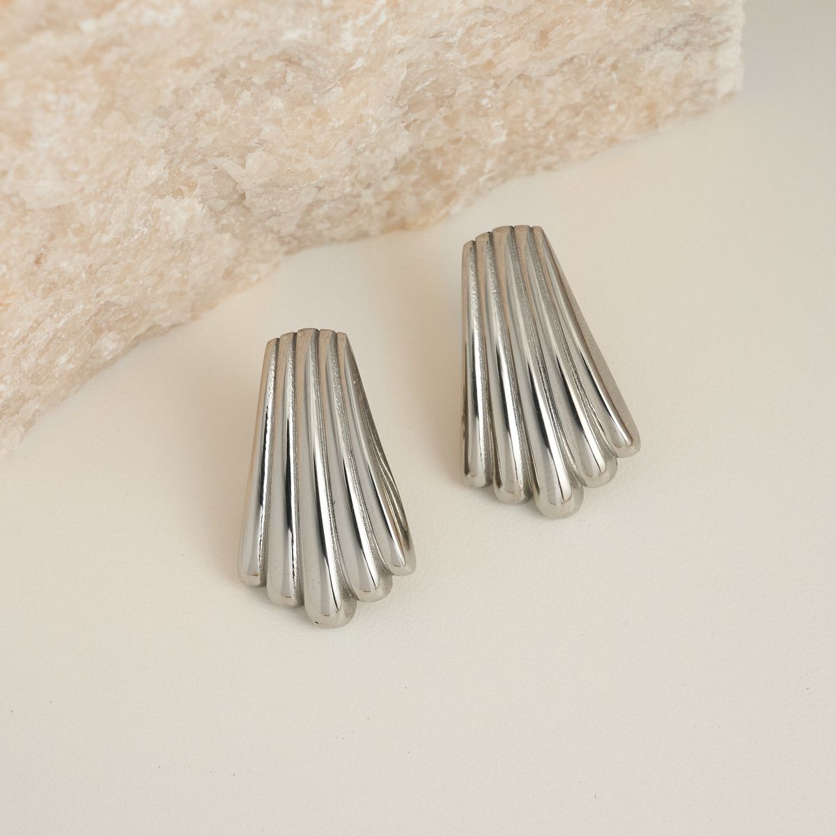 Summer INS Retro Plated Titanium Steel Feather Line Vertical Grain Earrings_voghion.com