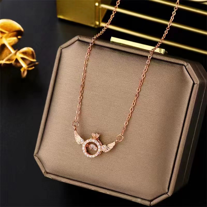  Collana da donna con zirconi intarsiati in acciaio al titanio con ali d'angelo a vento retrò_voghion.com