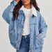 Damska kurtka jeansowa na co dzień z kołnierzem ze sztucznego futra – luźny krój, średniej długości, jasnoniebieska – uniwersalna odzież wierzchnia na jesień i zimę_voghion.com