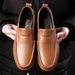 Geeignet für alle Jahreszeiten. Neue Loafer aus Rindsleder mit oberer Schicht. Echte, lässige Herrensandalen aus hohlem Leder, die Papas Schuhe fahren_voghion.com