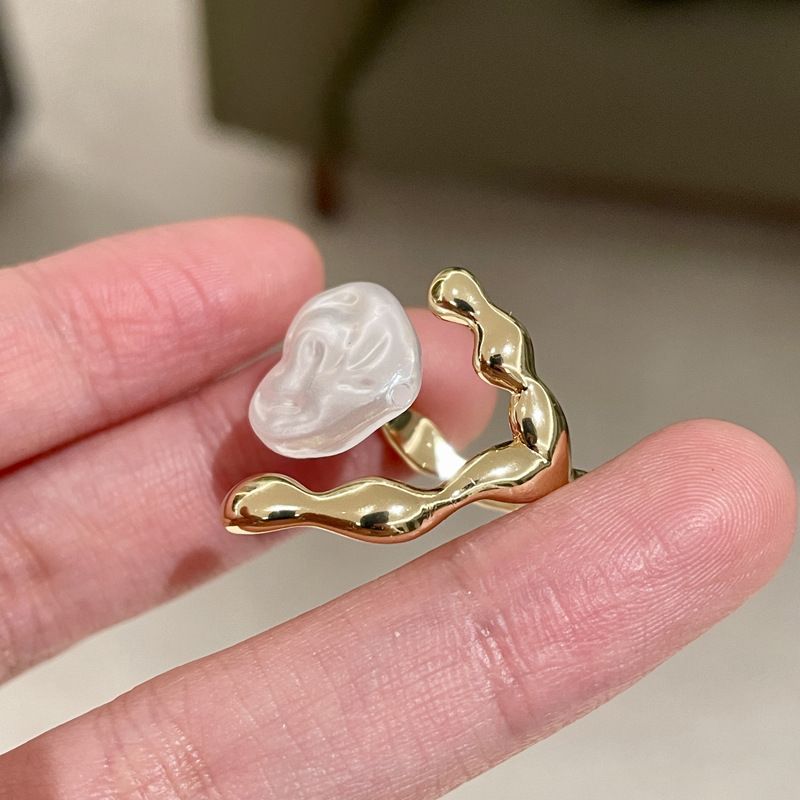 Anello aperto con perla barocca a forma di cuore, unico e irregolare, in metallo, con indice, anello alla moda e temperamento alla moda._voghion.com