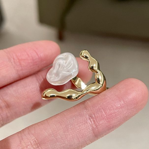Anello aperto con perla barocca a forma di cuore, unico e irregolare, in metallo, con indice, anello alla moda e temperamento alla moda._voghion.com