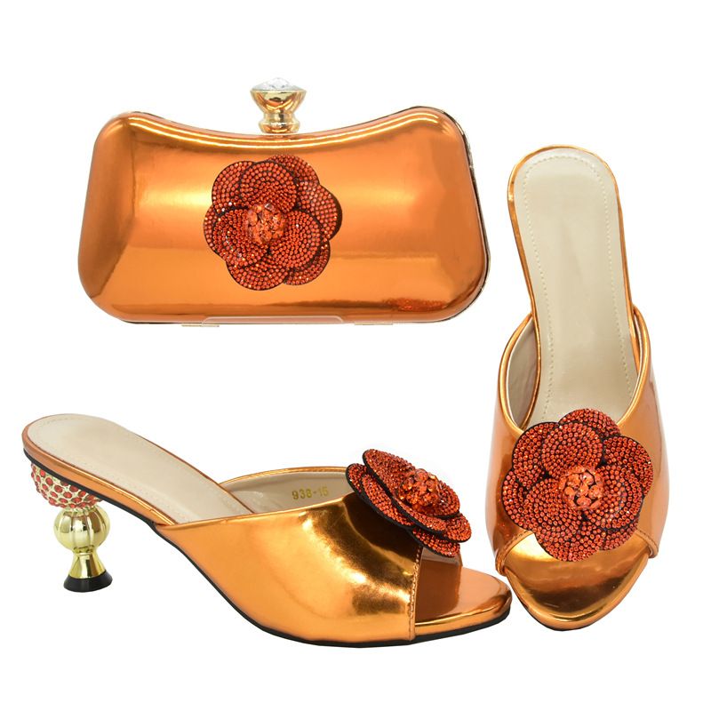 Pair the evening with a glossy glossy high heel round head fish mouth sandals and a three-dimensional decal decorated clutch set_voghion.com