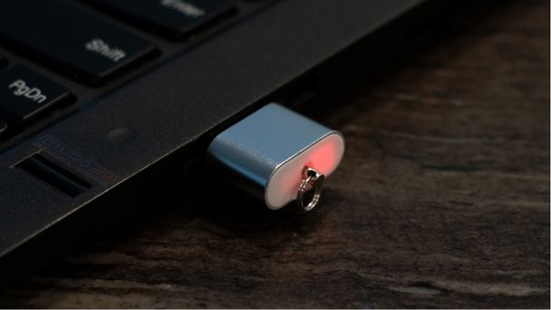 Trusty Silver Memory Card Reader for Quick and Secure Data Transfer_voghion.com