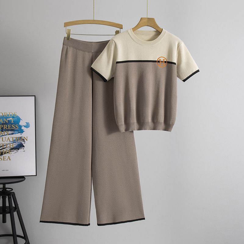Audday Neues Rundhals-Farbblock-Kurzarm-Oberteil mit gestrickten langen Hosen, zweiteiliges Set, lässiger modischer Buchstabenanzug für Damen_voghion.com