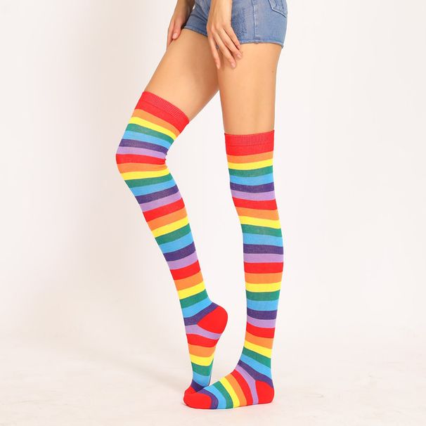 Rote, bunte, regenbogengestreifte Overknee-Socken im extralangen Stil_voghion.com
