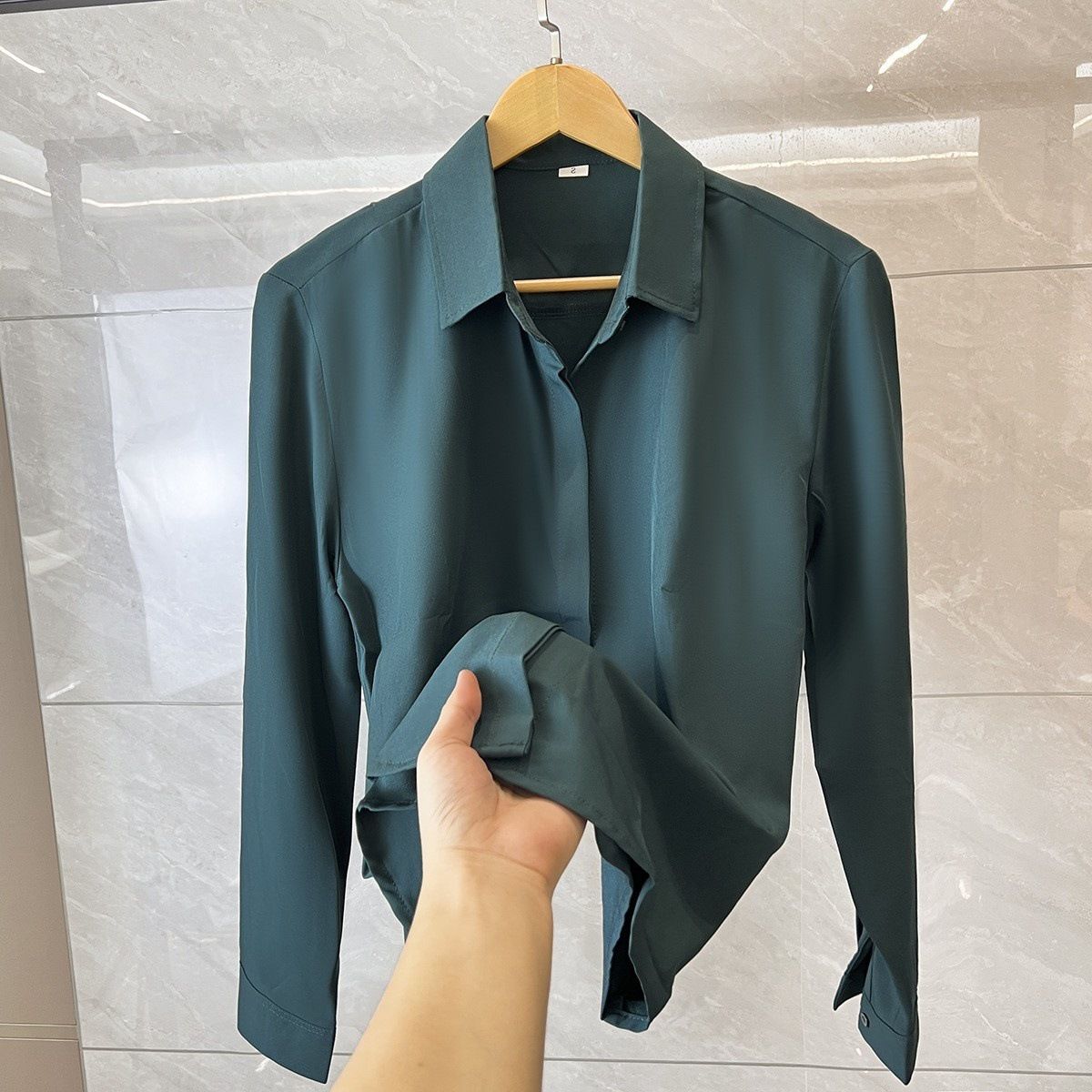 Stilvolles schwarzes Herrenhemd mit versteckten Knöpfen – Slim Fit, leichtes, langärmeliges Freizeithemd aus glatt fallendem Stoff_voghion.com