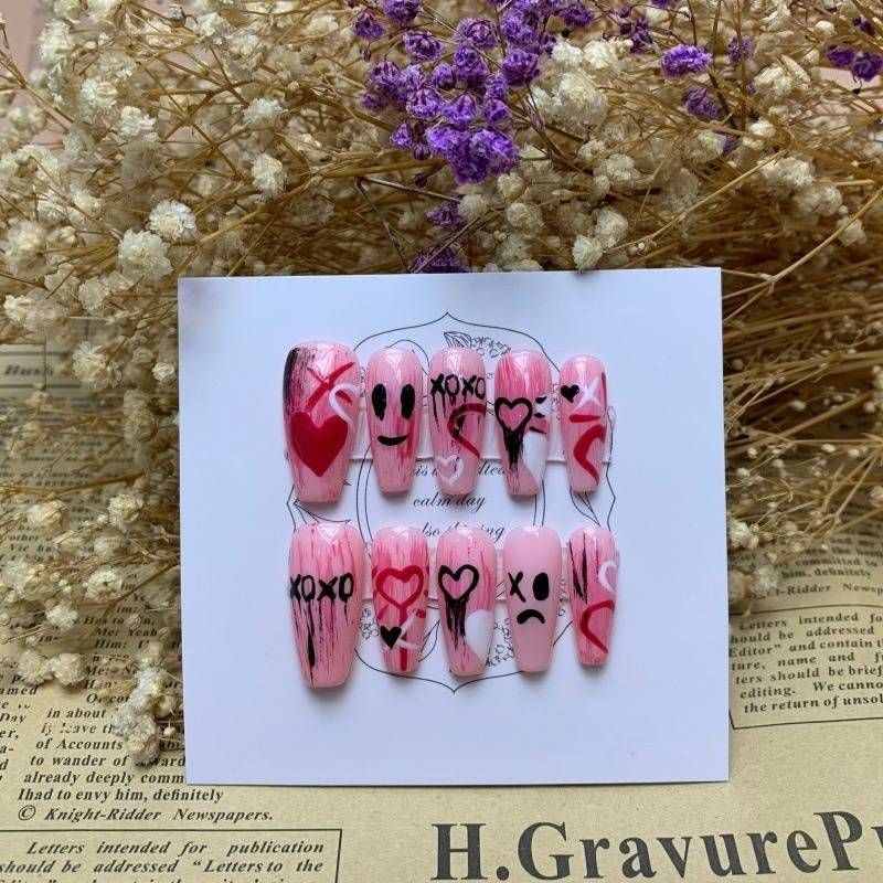 Belleza y salud Arte de uñas hecho a mano con degradado rosa oscuro y cara sonriente abstracta Arte de uñas pintado a mano del mismo Song Yuqi_voghion.com