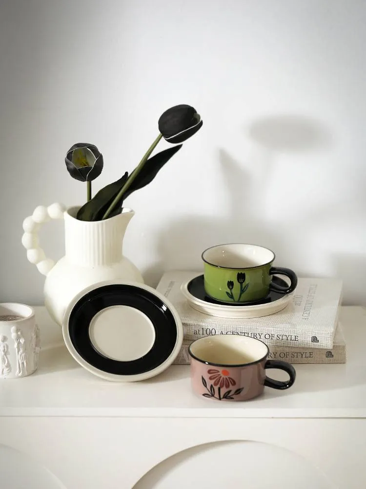 Ar rokām apgleznota ziedu keramikas krūze Retro nišas kafijas krūze un apakštasīšu komplekts Latte ziedu tējas krūze_voghion.com