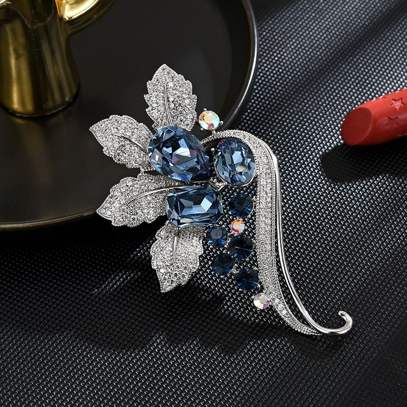 Nuova elegante spilla a forma di fiore in cristallo blu austriaco, un lusso leggero e un tocco di alta qualità. Accessorio da donna con fiori sul petto_voghion.com