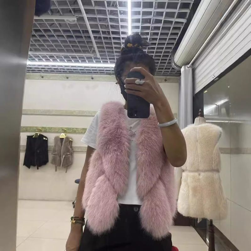 Gilet en fausse fourrure de renard – Coupe courte et audacieuse (Dripping Luxury : quand la douceur rebelle rencontre l'audace des défilés)_voghion.com