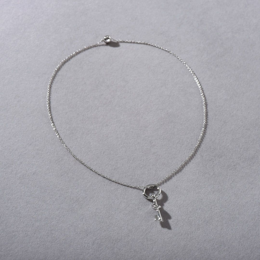 Collana con chiave geometrica minimalista da donna - Elegante catena a strati per l'uso quotidiano in oro e argento. Collana Niche_voghion.com