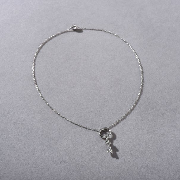 Collana con chiave geometrica minimalista da donna - Elegante catena a strati per l'uso quotidiano in oro e argento. Collana Niche_voghion.com