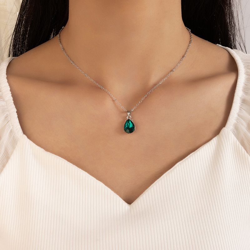 Damen-Schmuckset, modisch, leicht, luxuriös, Smaragd-Edelstein, Schleife, mehrlagige Halskette, Retro, All-Match-Party, Stapel-Halskette, Zubehör_voghion.com