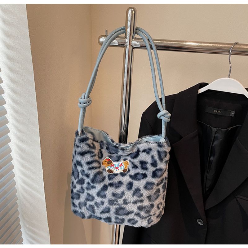 Herbst Winter Plüsch Leopard Print Einzel Schulter 2024 Neue Nischen Design Eimer Casual Vielseitige Umhängetasche Für Frauen_voghion.com