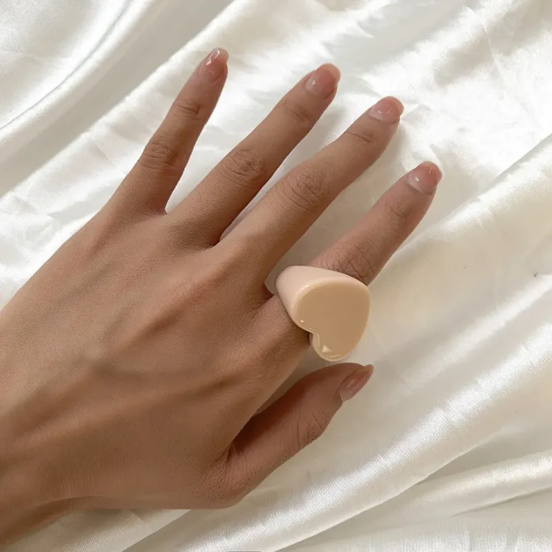 Bague de mode en forme de cœur de pêche, nouvelle personnalité irrégulière, en résine, tempérament géométrique, à la mode_voghion.com