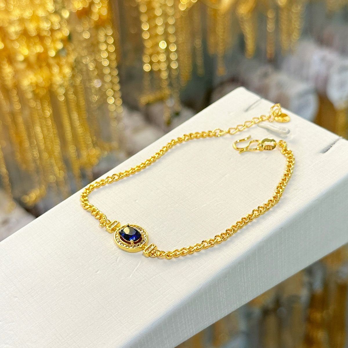 Bracciale da donna alla moda cubana con maglie micro-pavé placcate in oro rosso, verde e blu_voghion.com