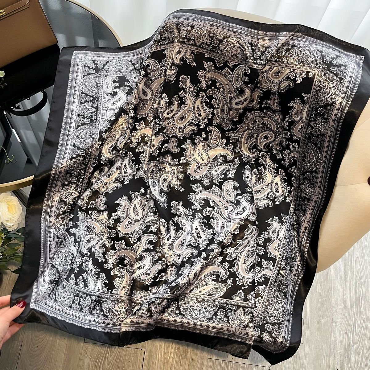 90 Kleine vierkante simulatie zijden damesmode veelzijdige gekleurde bedrukte sjaal satijn elegante kraag_voghion.com