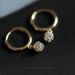 Orecchini a cerchio piccoli placcati in oro 14 carati - Design a sfera con zirconi scintillanti e polsini in argento puro | Eleganti e semplici gioielli per le orecchie_voghion.com