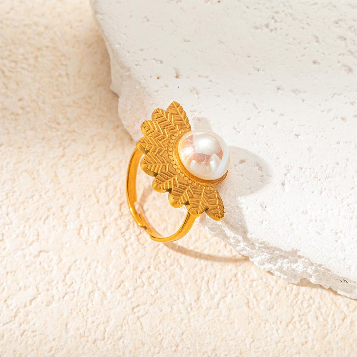 Dreiteiliges Set aus Edelstahlschmuck im Barockstil, Perlen, Blättern aus Titanstahl, Halsketten, Ringen und Ohrringen_voghion.com