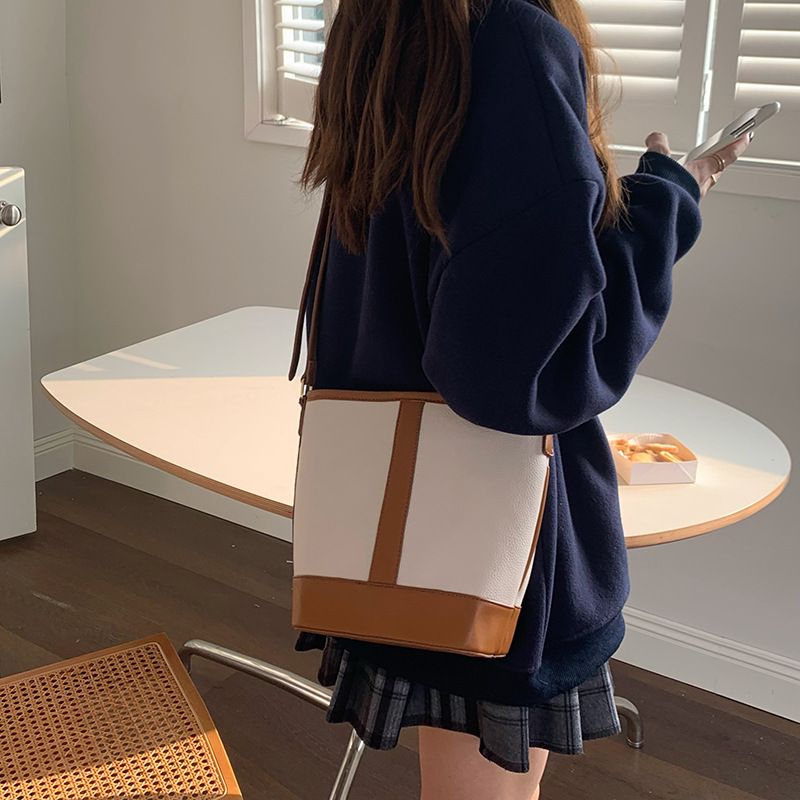 Un nouveau style minimaliste à la mode pour l'automne et l'hiver 2024. Sac à bandoulière seau polyvalent à une seule épaule_voghion.com