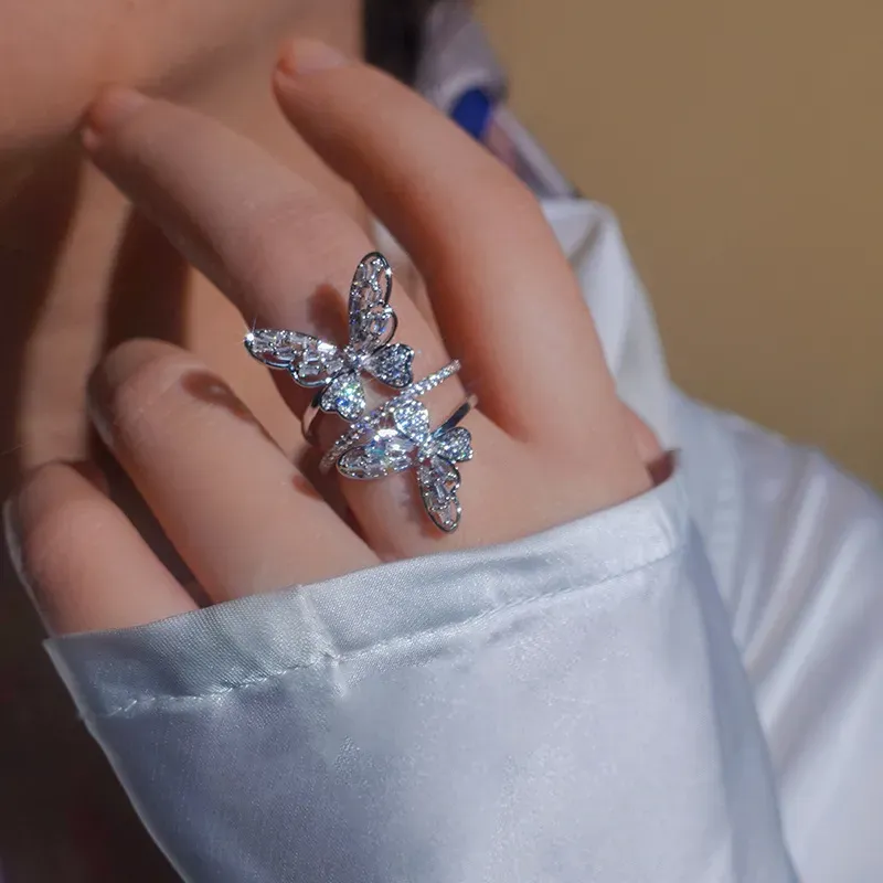 Anello a doppia farfalla color argento con pietre scintillanti simili a cristalli, delicato gioiello glamour quotidiano, regalo per lei di alta qualità_voghion.com