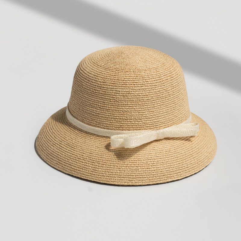 Natuurlijke raffia strikhoed, speciaal ontworpen voor vrouwen om zichzelf te beschermen tegen de zon wanneer ze in de zomer naar buiten gaan_voghion.com