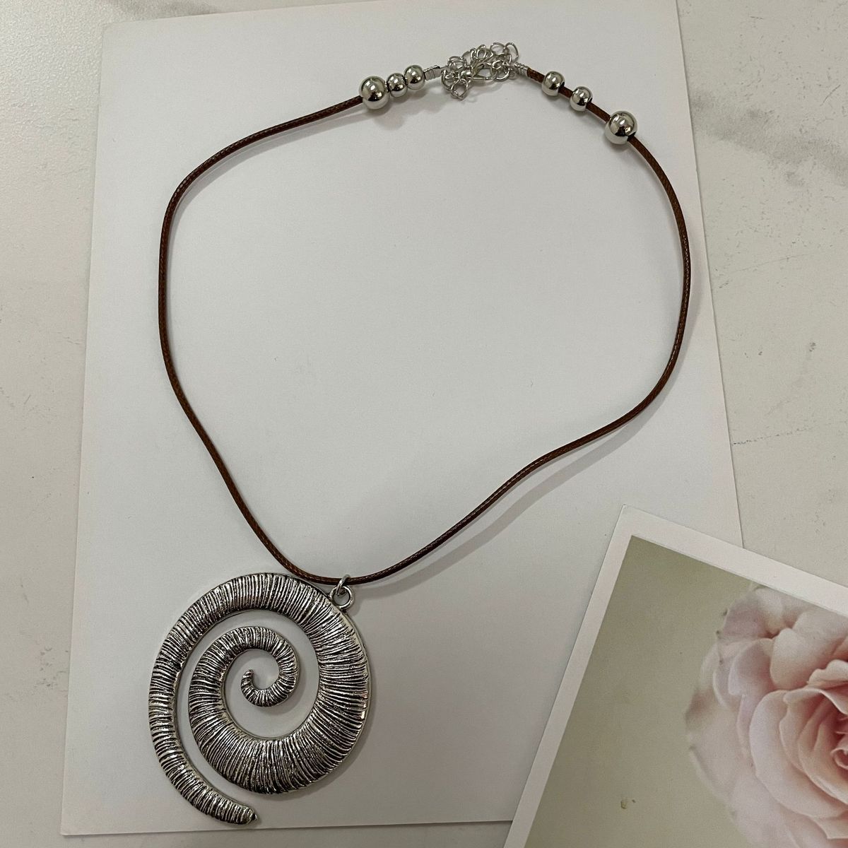 Nuovo simbolo a spirale con collana in corda di pelle in lega in stile etnico minimalista bohémien per le donne_voghion.com