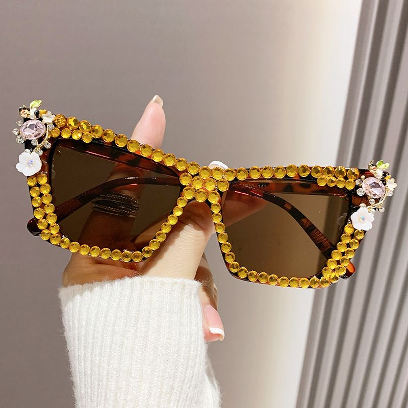 Nuovo strass con montatura a forma di occhio di gatto intarsiata di diamanti, alla moda per le donne, occhiali da sole alla moda e versatili_voghion.com