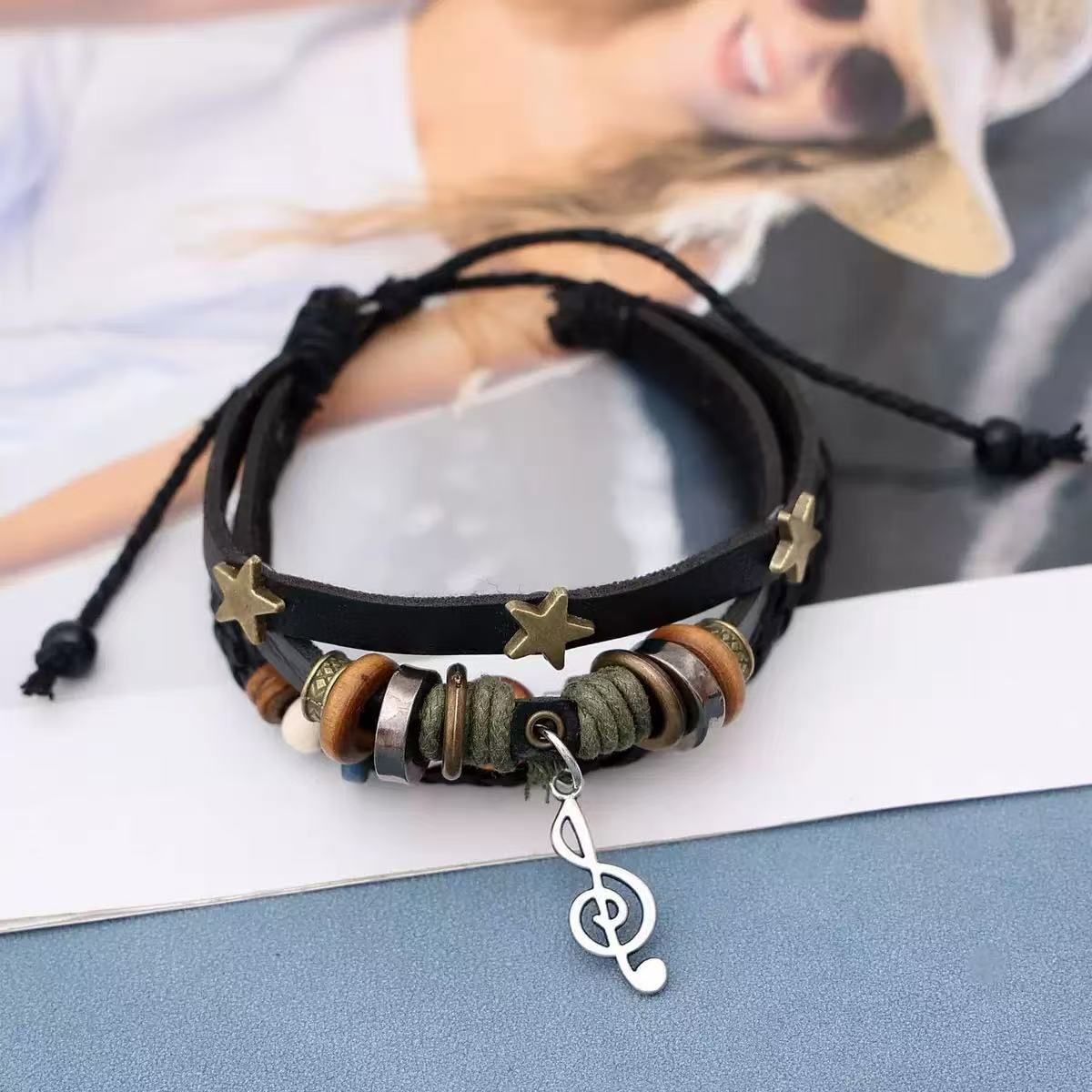 Pulseira de couro com várias camadas e miçangas, pingente exclusivo de nota musical e cordão trançado com miçangas em formato de estrela._voghion.com
