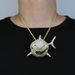 Ciondolo squalo hip-hop delle stesse dimensioni con collana a catena cubana in zirconi incastonati di diamanti, gioielli in oro e argento_voghion.com