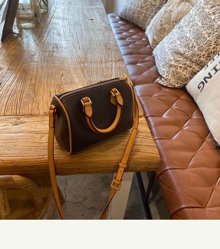 2024. gada pavasaris, vasaras viena pleca krossa moderna un populāra, maza kvadrātveida sieviešu soma, kas turama rokās_voghion.com