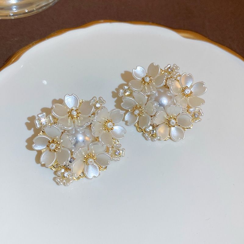 Brincos de pérolas e diamantes com franjas de flores e agulhas de prata, brincos de nicho, temperamento atmosférico, brincos leves e luxuosos de alta qualidade_voghion.com