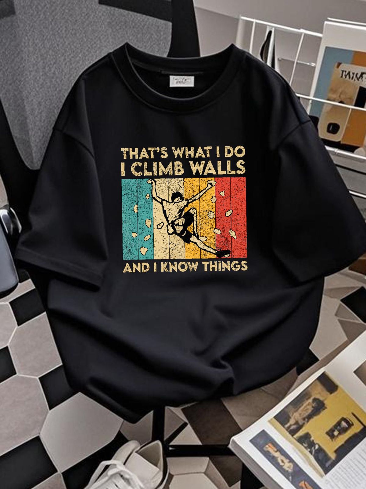 Ich klettere an Wänden und ich weiß Dinge. Lustiges T-Shirt zum Klettern und Bouldern. Atmungsaktive, gedehnte Designerkleidung. Weiche, stylische Grafik. Leicht_voghion.com