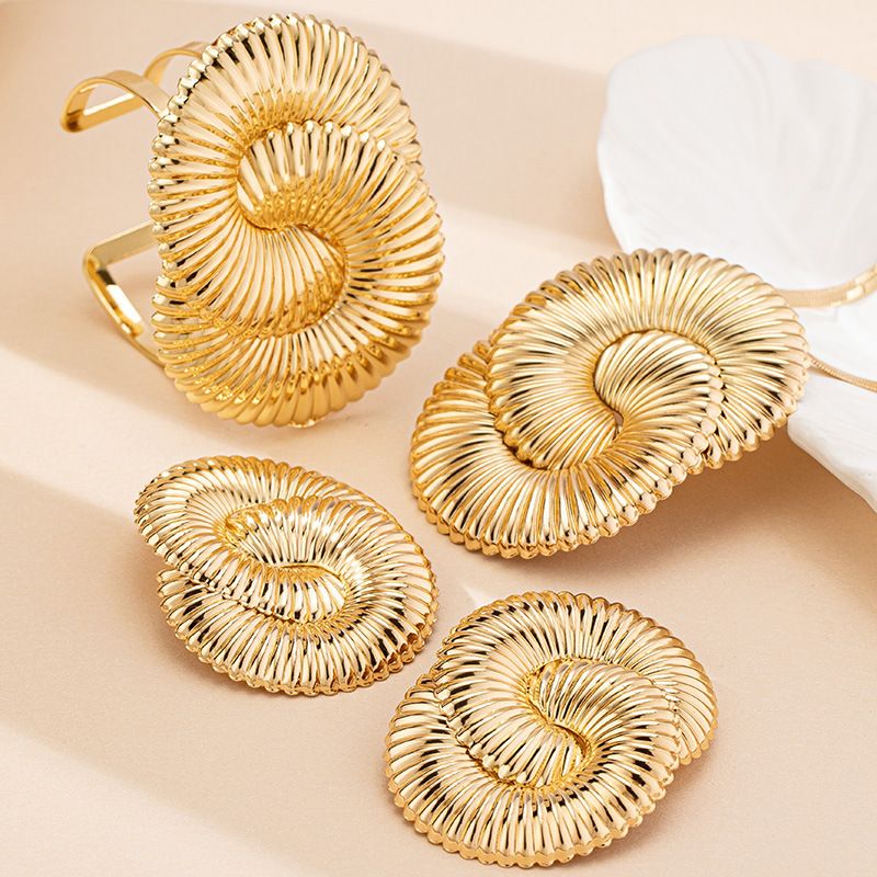Set di quattro pezzi per donna, orecchini, collana e anello con perle a strati in stile corte francese_voghion.com