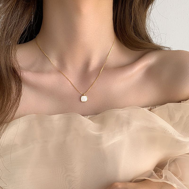 Collana in argento puro S per donna, design di nicchia leggero e lussuoso, catena a clavicola con ciondolo quadrato in madreperla bianca_voghion.com
