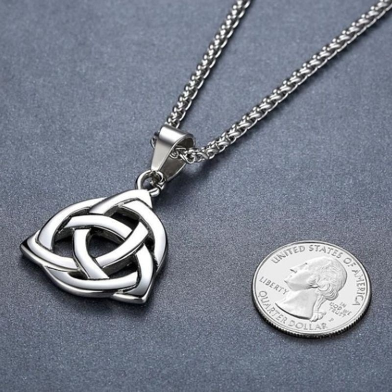 Collana con ciondolo nodo celtico irlandese alla moda e minimalista in acciaio al titanio_voghion.com