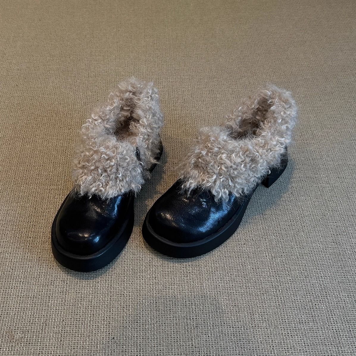 Damen-Slipper mit Blockabsatz und Kunstfellfutter – bequeme Winterstiefel zum Hineinschlüpfen für den Alltag, runde Zehenpartie und niedriger Absatz in Schwarz und Braun_voghion.com