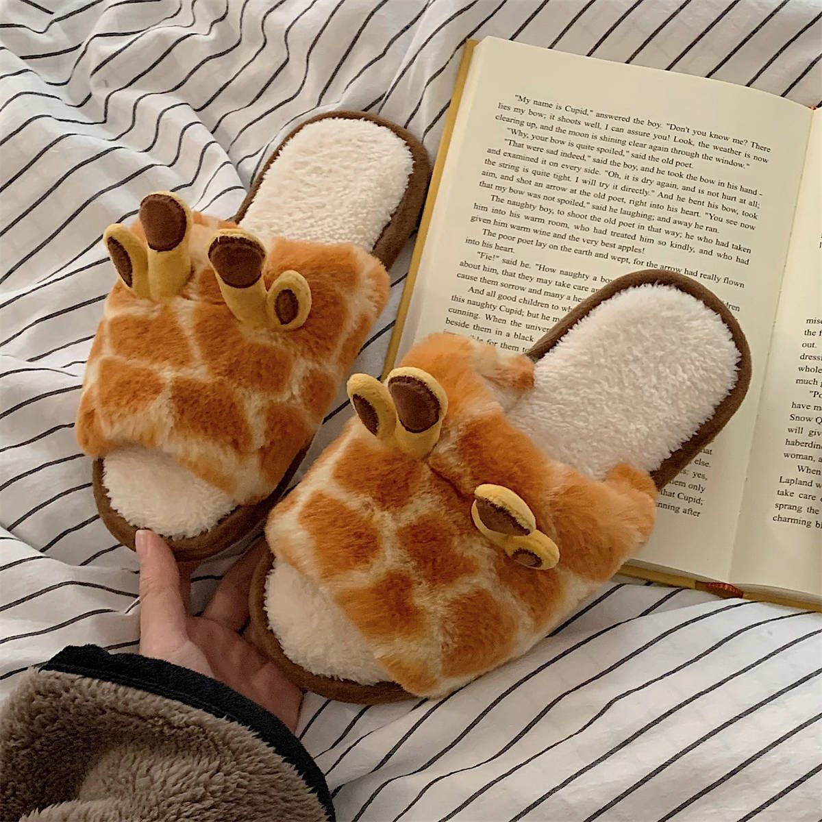 Women's Winter New Indoor Warm Cotton-padded Cartoon Giraffe Plush Confinement Shoes For Students_voghion.com
