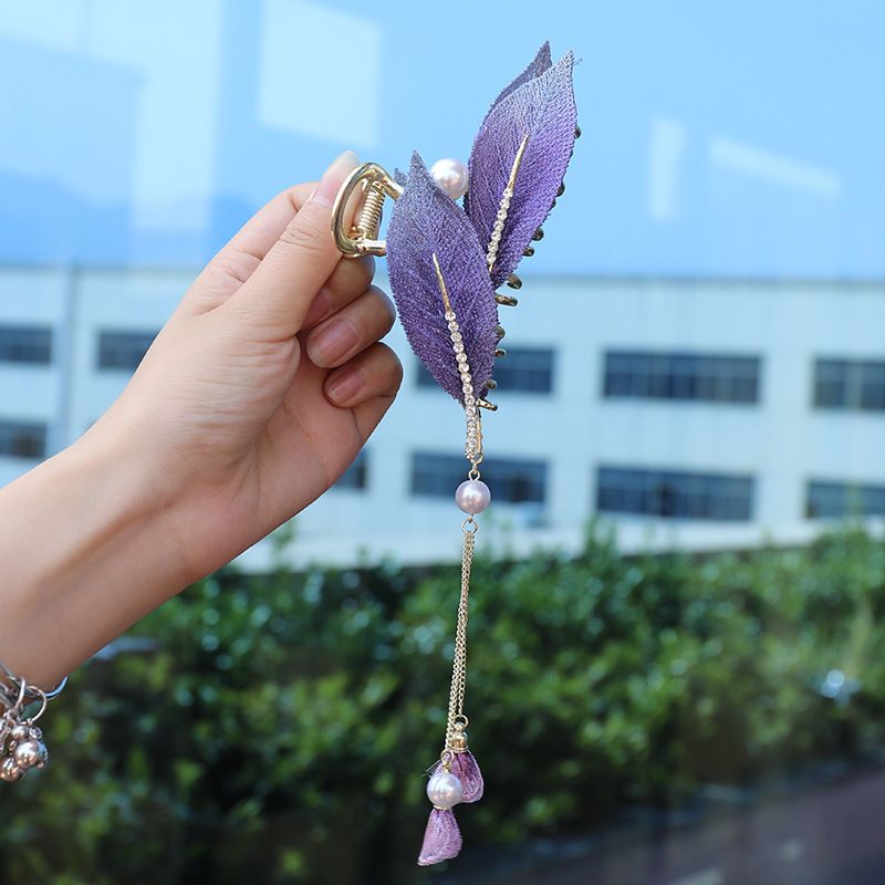 Großes Blatt mit mehreren Strängen, Schmetterlingsclip mit halbgebundenem Clip, Sommerliches High-End-Haar-Accessoire mit Quaste_voghion.com
